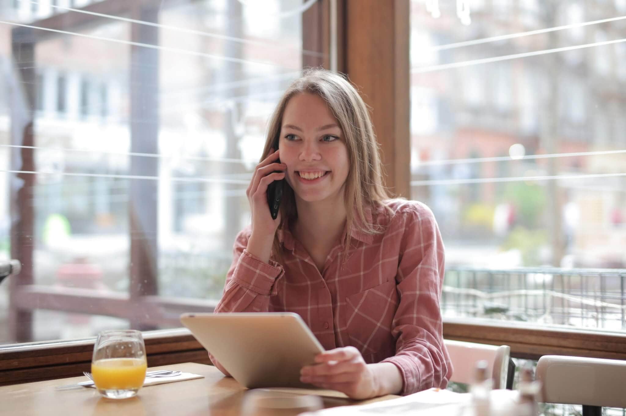 Student speaking with an advisor online